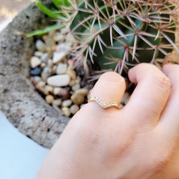 Classic Dainty Gold Rhinestone Arrow Ring Band, size 5 - Picture 2 of 8